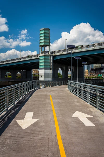 De Schuylkill banken Boardwalk en South Street Bridge, in Phila — Stockfoto