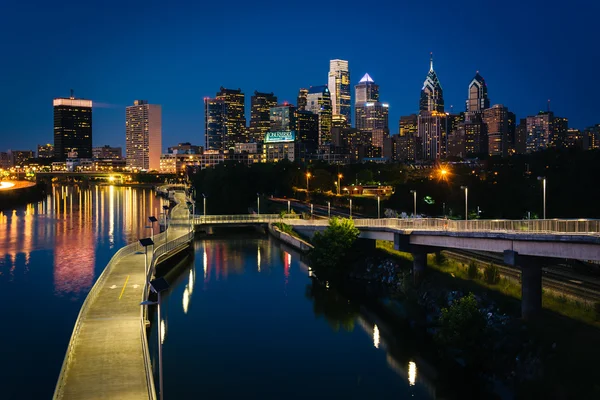 The skyline and Schuylkill Banks Boardwalk seen at night from th — Stock Photo, Image