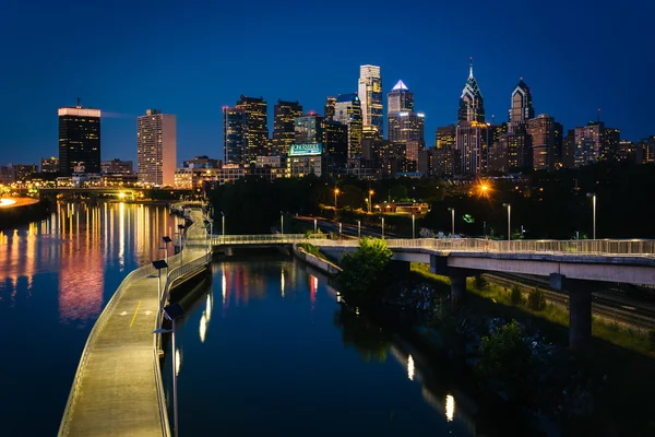 Le skyline et Schuylkill Banks Boardwalk vus la nuit du th — Photo