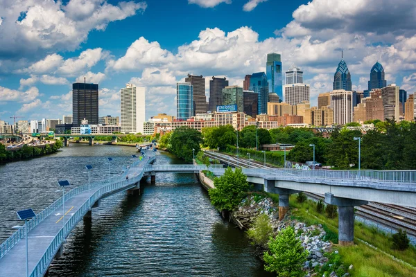 The skyline and Schuylkill Banks Boardwalk seen from the South S — Stock Photo, Image