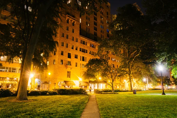 Pasarela y edificios por la noche, en Rittenhouse Square en Philade —  Fotos de Stock