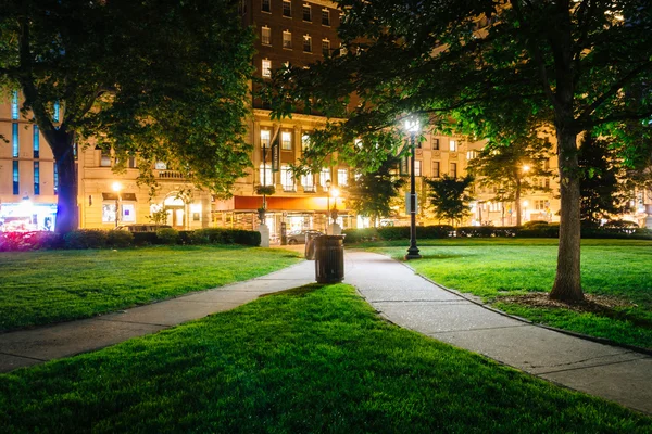 Gångväg och byggnader på natten, på Rittenhouse Square i Philade — Stockfoto