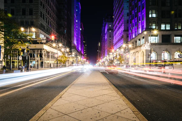 Broad Street por la noche, en Center City, Philadelphia, Pennsylvani — Foto de Stock