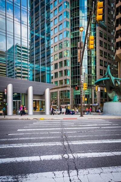 Modern buildings and crosswalk in City Center, Philadelphia, Pen — Stock Photo, Image