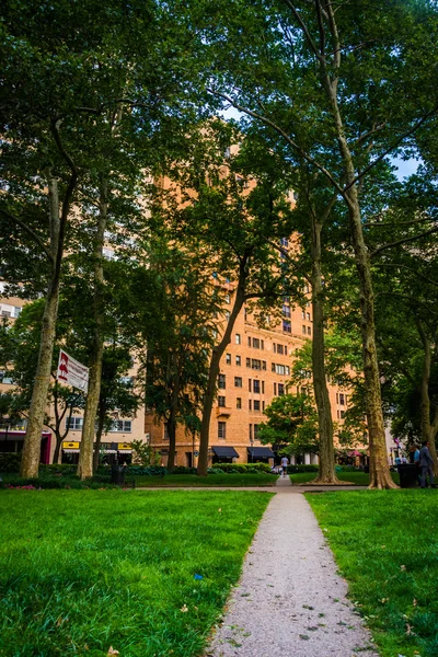 Walkway and buildings at Rittenhouse Square in Philadelphia, Pen — Stock Photo, Image