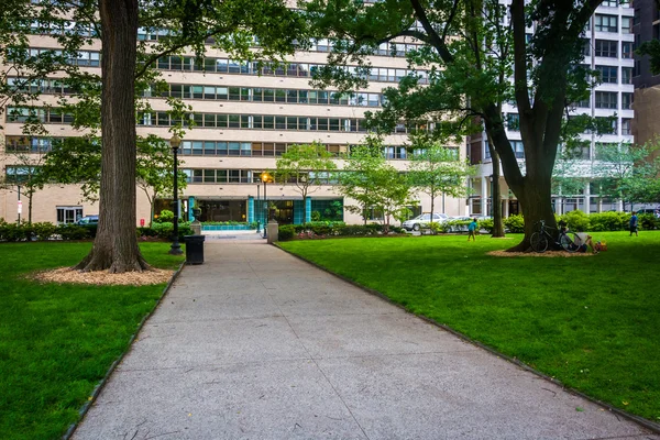 Passeio e edifícios em Rittenhouse Square, na Filadélfia, Pen — Fotografia de Stock