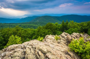 Shenandoa dağda çatı üzerinden Blue Ridge dağlarının görünümü