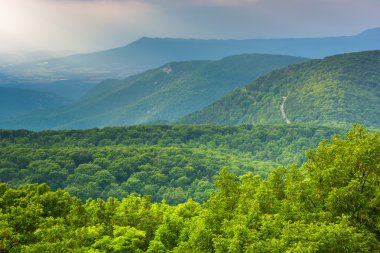 Shenandoa dağda çatı üzerinden Blue Ridge dağlarının görünümü