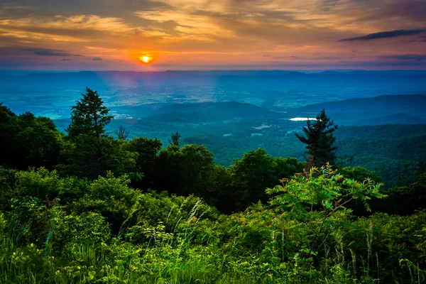 Günbatımı üzerinde Sh Skyline sürücü tarafından trafik kavaşağında Shenandoah Vadisi