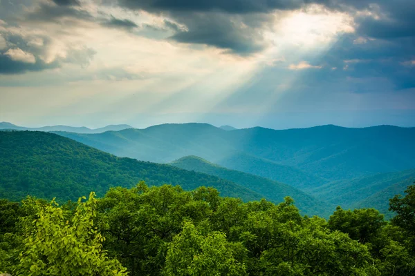 Crepuscular rays over the Blue Ridge Mountains seen from Loft Mo — Stock Photo, Image