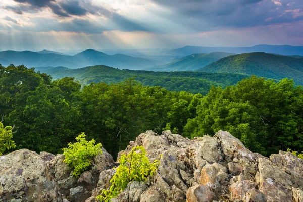 Soumračné paprsky nad Blue Ridge hory, z podkroví Mo — Stock fotografie