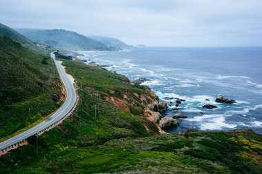 Pacific Coast Highway ve sahil birlikte dağların görüntülemek 