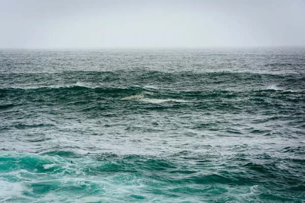 Волны в Тихом океане, замеченные в государственном парке Гаррапата, Калифо — стоковое фото