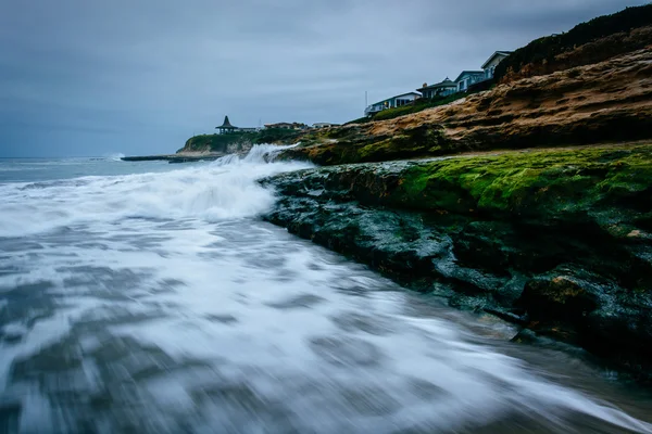 Fale rozbijające się na skały w Natural Bridges State Beach, w Santa — Zdjęcie stockowe