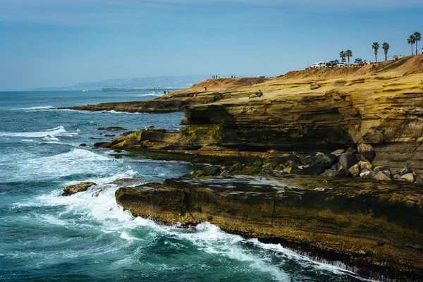 Waves crashing on cliffs along the Pacific Ocean at Sunset Cliff — Stock Photo, Image