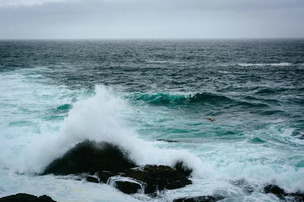 Волны и скалы в Тихом океане, замеченные в Garrapata State Pa — стоковое фото