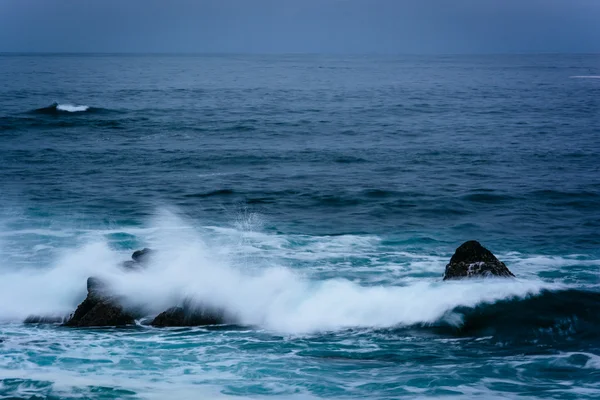 波浪和岩石在太平洋在太平洋的小树林，Californ — 图库照片