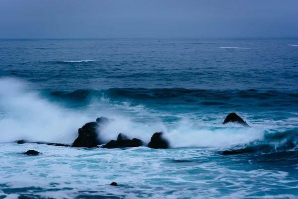 Vlny a skály v Tichém oceánu, v Pacific Grove, Californ — Stock fotografie