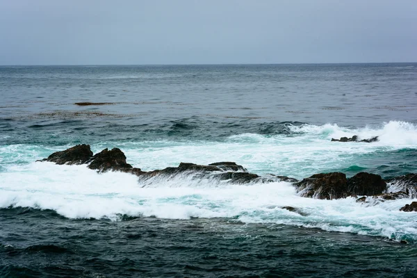 Onde e rocce nell'Oceano Pacifico, a Point Lobos State Natur — Foto Stock