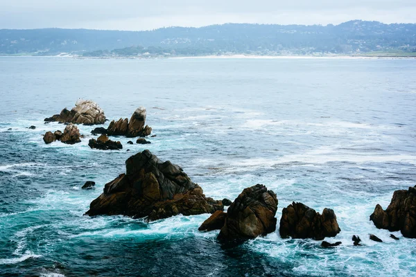 Waves and rocks in the Pacific Ocean, at Point Lobos State Natur — Zdjęcie stockowe
