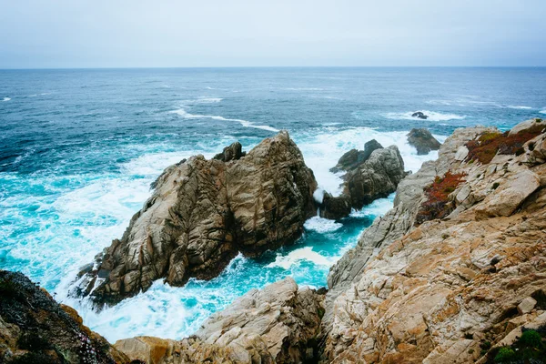 Waves and rocks in the Pacific Ocean, at Point Lobos State Natur — Stock Photo, Image