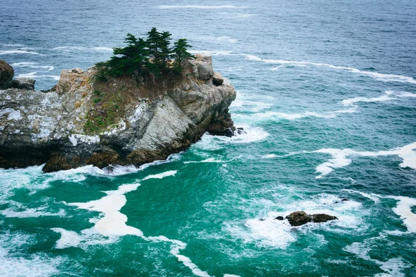 Vista de ondas e rochas no Oceano Pacífico, em Julia Pfeiffer — Fotografia de Stock