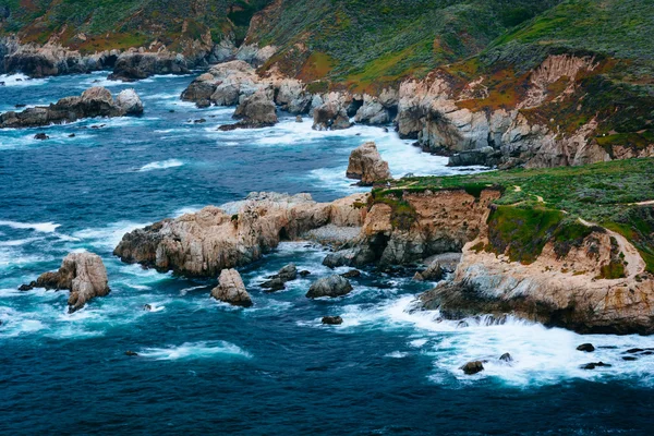 A sziklás Pacific Coast Garrapata State Park, Califor képe — Stock Fotó