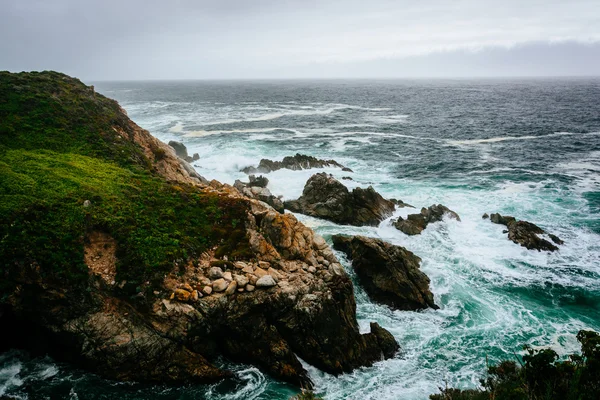 View of the Pacific Ocean from cliffs in Big Sur, California. — Stok fotoğraf