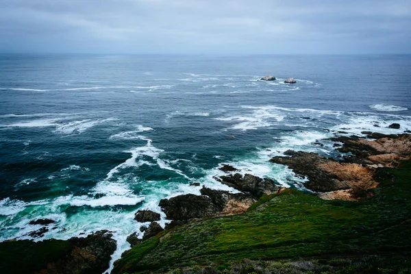 View of the Pacific Ocean from cliffs at Garrapata State Park, C — Stockfoto