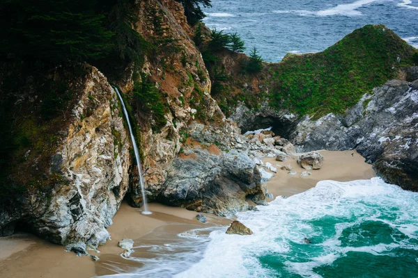View of McWay Falls, at Julia Pfeiffer Burns State Park, Big Sur — Stock Photo, Image