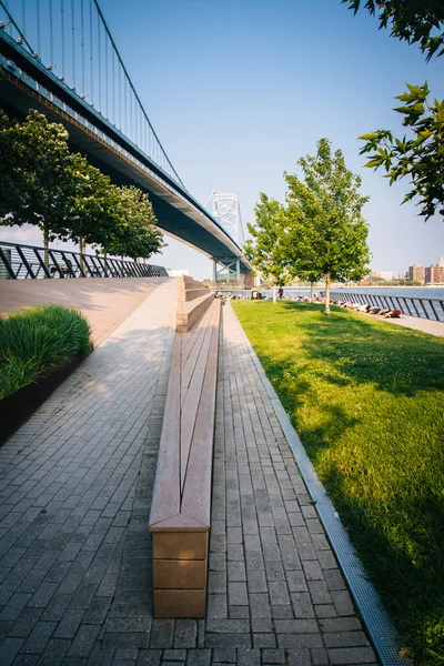 The Benjamin Franklin Bridge and Race Street Pier, in Philadelph — ストック写真