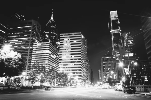 Edifícios modernos à noite, em Center City, Filadélfia, Pensilvânia — Fotografia de Stock