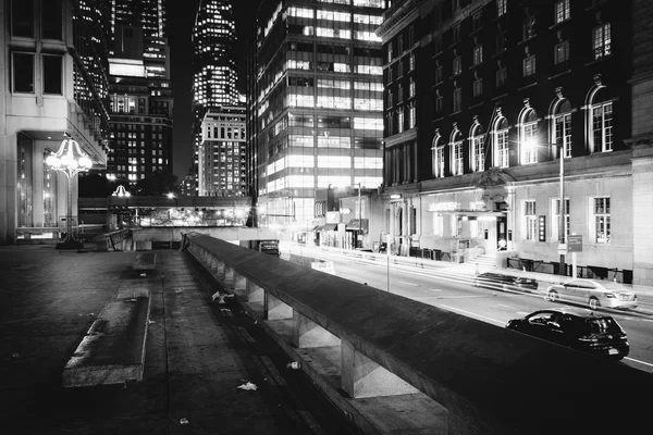Edificios modernos por la noche, en Center City, Philadelphia, Pennsyl —  Fotos de Stock