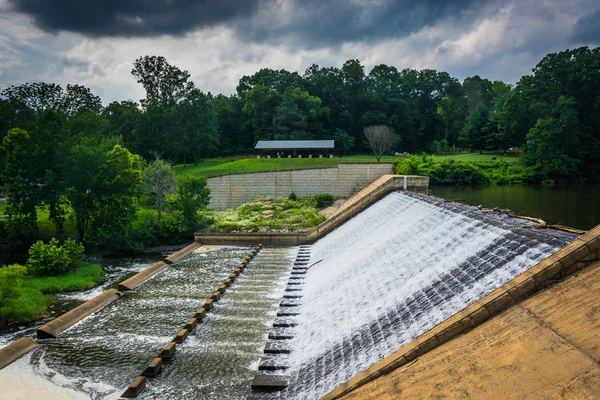 Dam on Lake Roland, at Robert E. Lee Park in Baltimore, Maryland — Stock Photo, Image