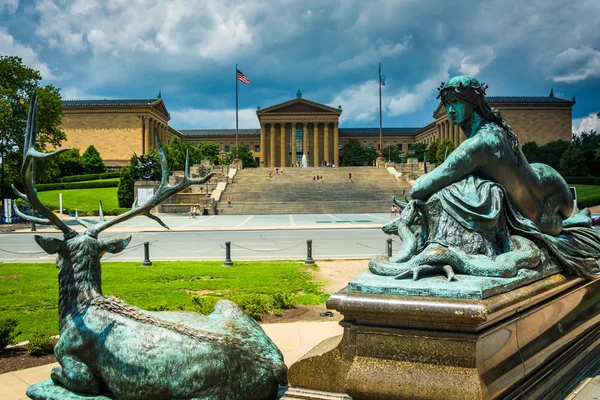 Statues at Eakins Oval and the Museum of Art in Philadelphia, Pe — Zdjęcie stockowe