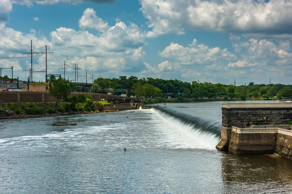 Dam on the Schuylkill River, seen from Fairmount Park in Philade — Stock Photo, Image