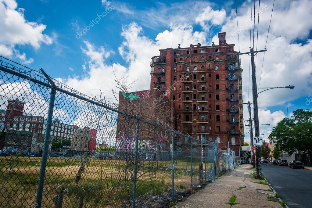 "No tenemos WiFi, hablen entre ustedes" (privado: Giovanni)  Depositphotos_76259553-stock-photo-abandoned-building-in-philadelphia-pennsylvania