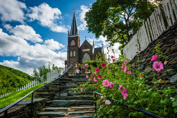 Flowers along a staircase and St. Peters Roman Catholic Church, — Stock Photo, Image