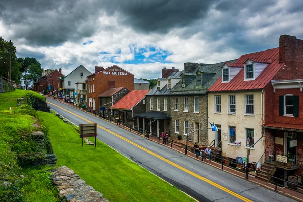 View of historic buildings and shops on High Street in Harper's — Stockfoto