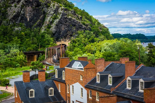 Vue des bâtiments historiques et d'un tunnel ferroviaire à Harpers Ferr — Photo