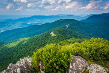 Blue Ridge dağlarının küçük taşlı adam kayalıklardan gelen görünümünü