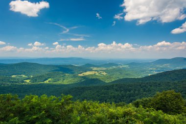 Blue Ridge Dağları ve Shenandoah Vadisi üzerinden Skyl görünümünü