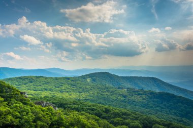 Shen taşlı erkek dağda üzerinden Blue Ridge dağlarının görünümü