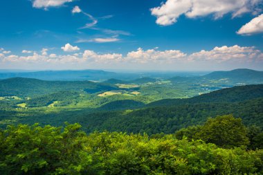 Blue Ridge Dağları ve Shenandoah Vadisi üzerinden Skyl görünümünü