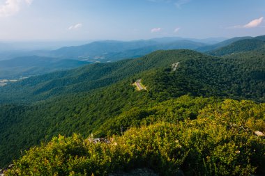 Blue Ridge dağlarının küçük taşlı adam kayalıklardan gelen görünümünü