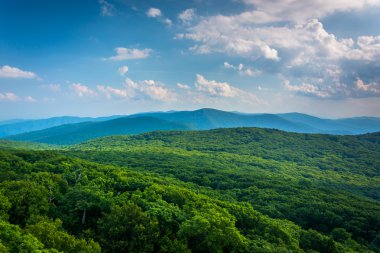 Shen taşlı erkek dağda üzerinden Blue Ridge dağlarının görünümü