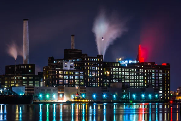 De Domino suikers fabriek 's nachts in Baltimore (Maryland). — Stockfoto