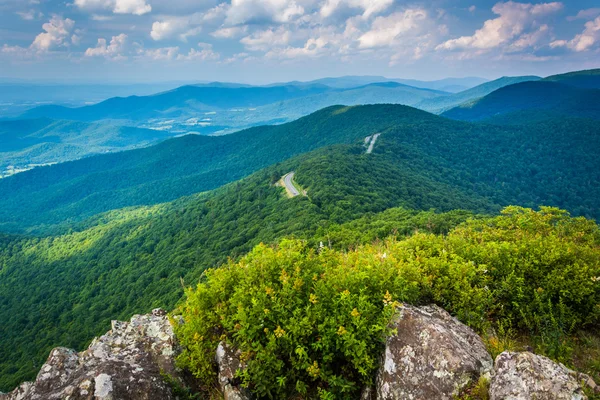 Blick auf die blauen Kamm-Berge von kleinen steinigen Mann Klippen in — Stockfoto