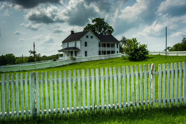 Fence and old historic house at Antietam National Battlefield, M — Stok fotoğraf