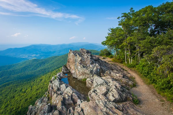 Pohled na Blue Ridge Mountains z malé kamenné člověka útesy v — Stock fotografie